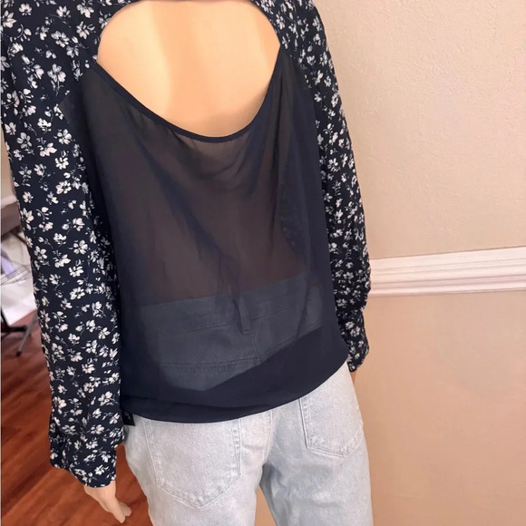 VINCE CAMUTO OPNW BACK TOP IN MEDIUM NAVY BLUE USED TOP - Picture 6 of 6